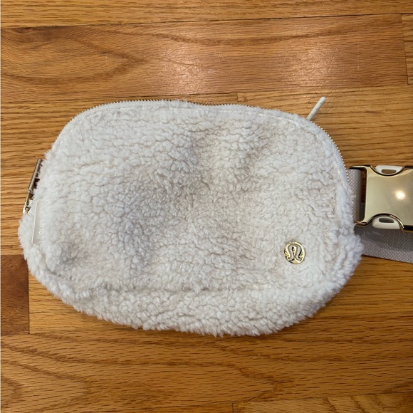 Lululemon Everywhere Belt Bag - Picture 2 of 7